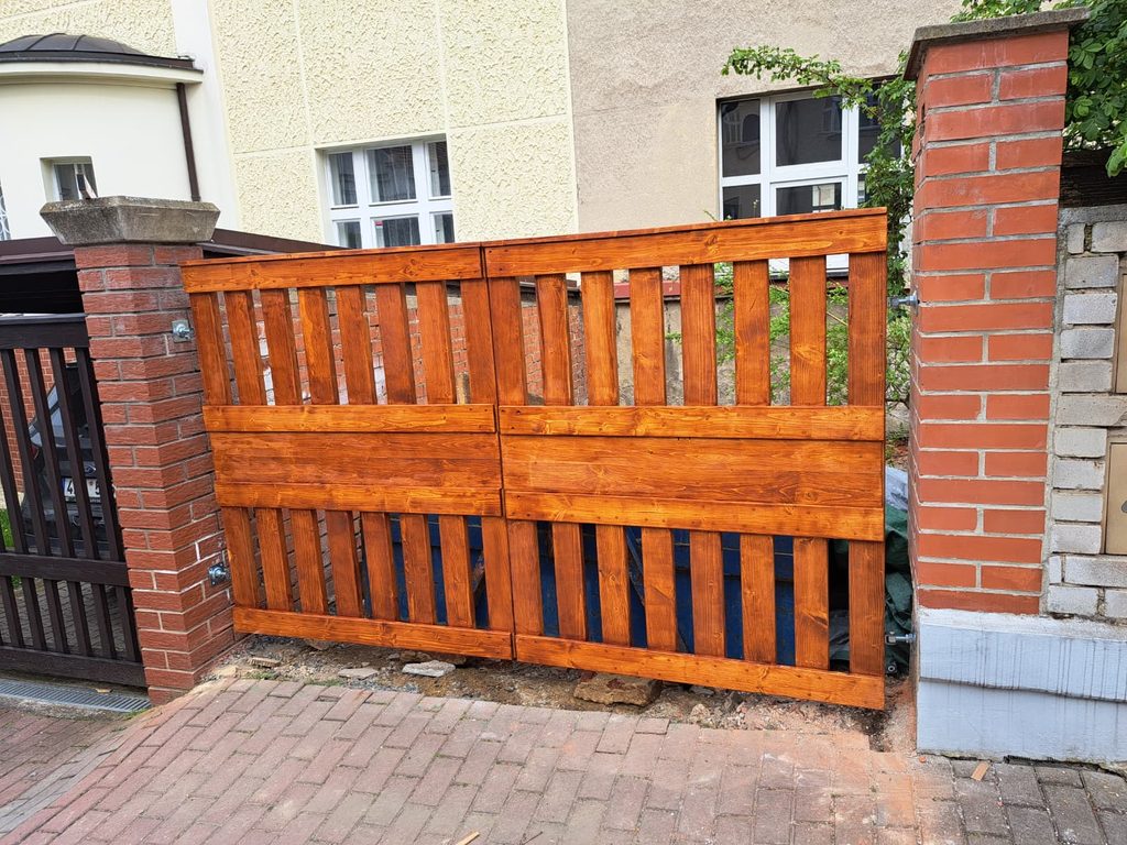 Dřevěná brána