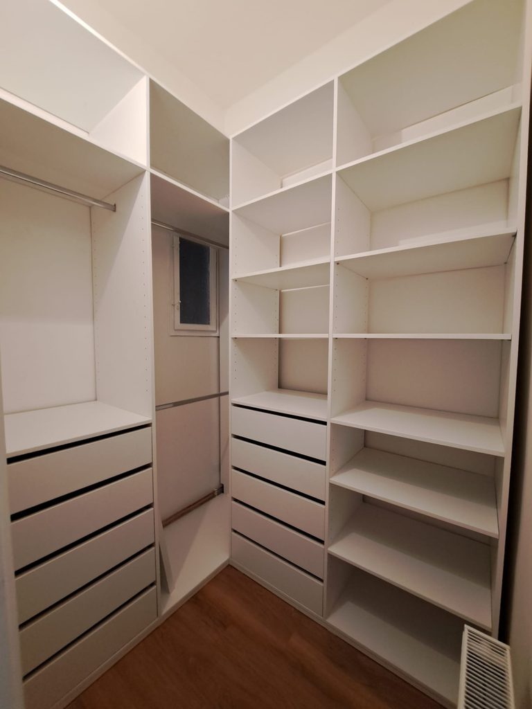 Bílá skříň na míru do šatny